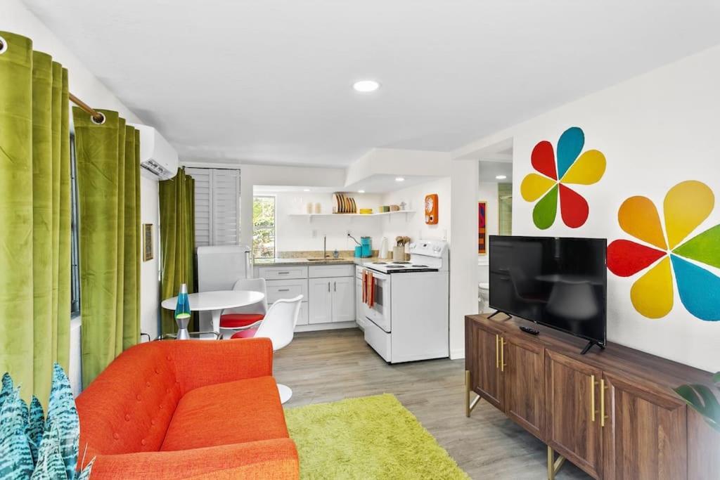 That 70'S Themed Apt Close To Coffee, Food + Shops Tampa Exterior photo
